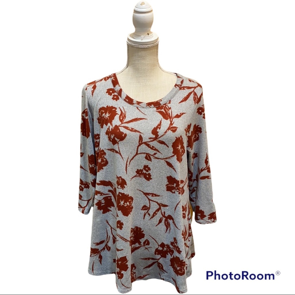 💙 6/$20 Kim & Cami Floral Shirt With a Button Up Back Size 1X